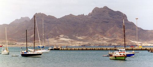 Vista parcial de la bahía de Porto Grande con el Monte Cara al fondo