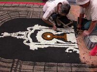 Realización de una alfombra de flores