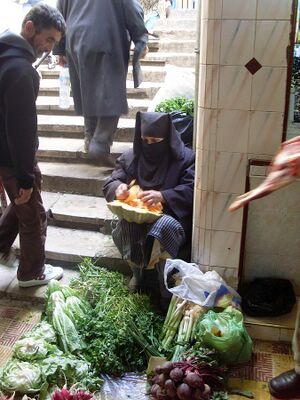 Mujer en un mercado de Marruecos.JPG