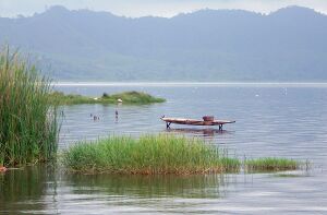 Lake Bosumtwi1, Ghana.jpg