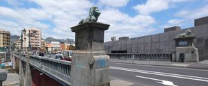 Puente General Serrador (leones).jpg