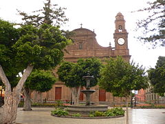 Galdar plazaSantiago iglesia.JPG