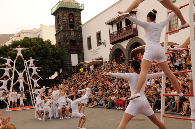 Archivo:Acróbatas PMBV.jpg