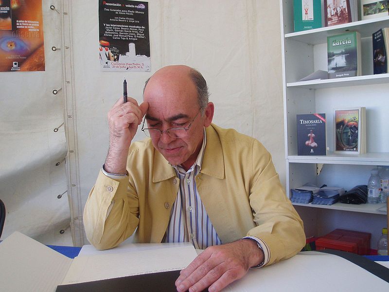 Archivo:Antolín Dávila Feria del Libro 2007.jpg