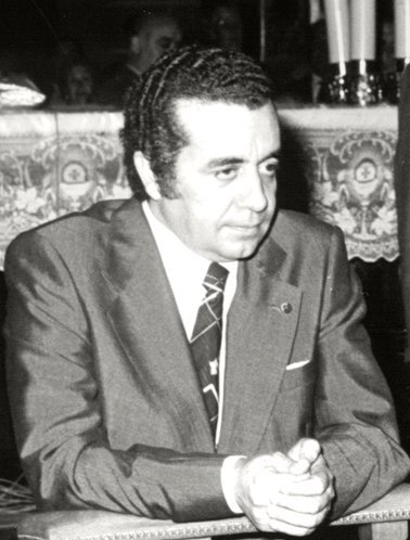 Archivo:(Lorenzo Olarte) Adolfo Suárez reza en la basílica Nuestra Señora del Pino, durante la campaña electoral en las Islas Canarias (cropped).jpeg