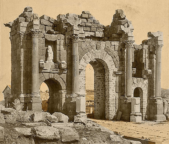 Archivo:Roman Arch of Trajan at Thamugadi (Timgad), Algeria 04966r.jpg