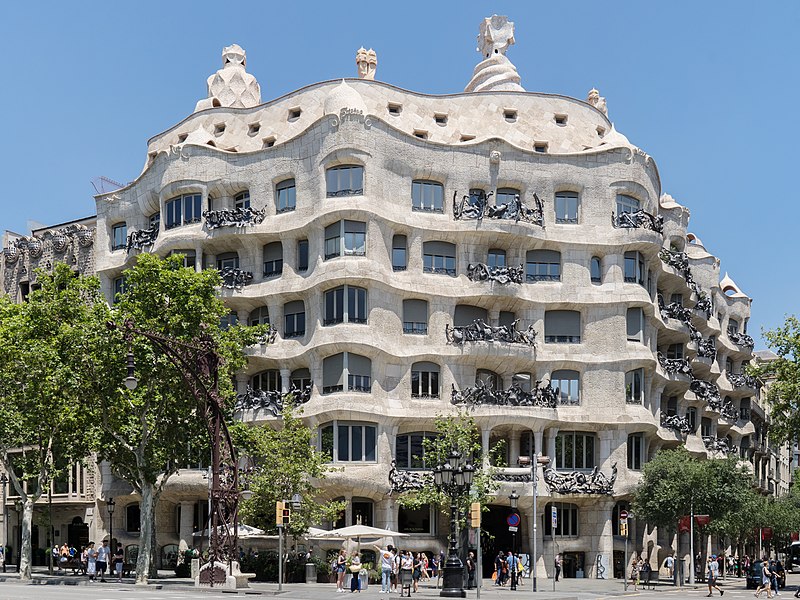 Archivo:Casa Milà, general view (cropped).jpg
