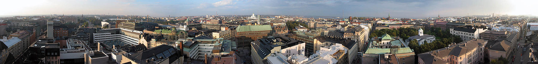 La ciudad de Helsinki tiene muchos edificios.