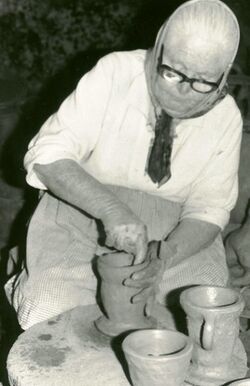 Antoñita haciendo loza.jpg