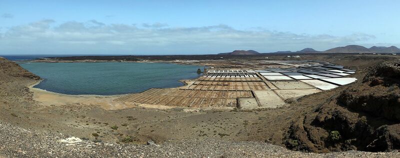 Archivo:Salinas de Janubio at Lanzarote.jpg