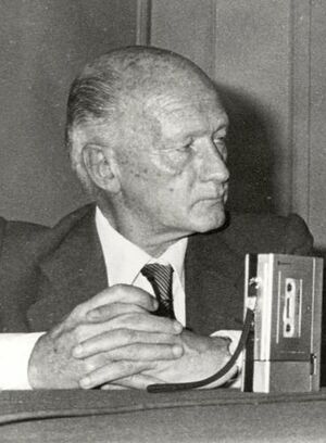 (José Miguel Galván Bello) Rueda de prensa de Adolfo Suárez, en Santa Cruz de Tenerife. Pool Moncloa. 14 de febrero de 1979 (cropped).jpeg