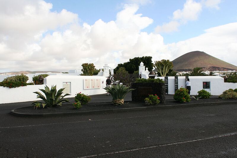 Archivo:Teguise Tahiche - LZ-34-Calle Jorge Luis Borges - Fundación César Manrique-Montaña de Maneje 01 ies.jpg