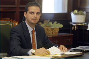 Lucas Bravo de Laguna, en su despacho de Alcalde].