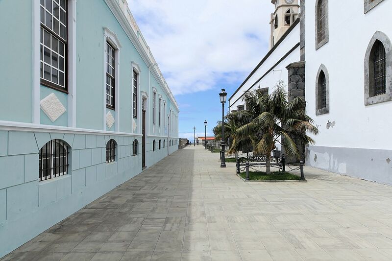 Archivo:La Palma - El Paso - Plaza Manuel Fermín Sosa Taño + Iglesia Nuestra Señora de Bonanza + Church hall 01 ies.jpg