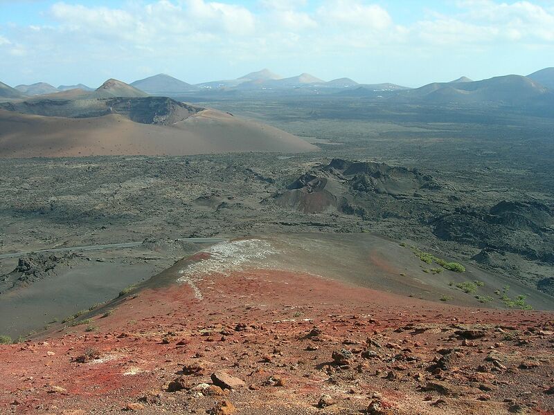 Archivo:15 La caldera del Corazoncillo des del Mirador del Fuego.jpg