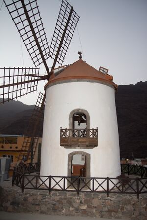 Molino de viento puerta.jpg