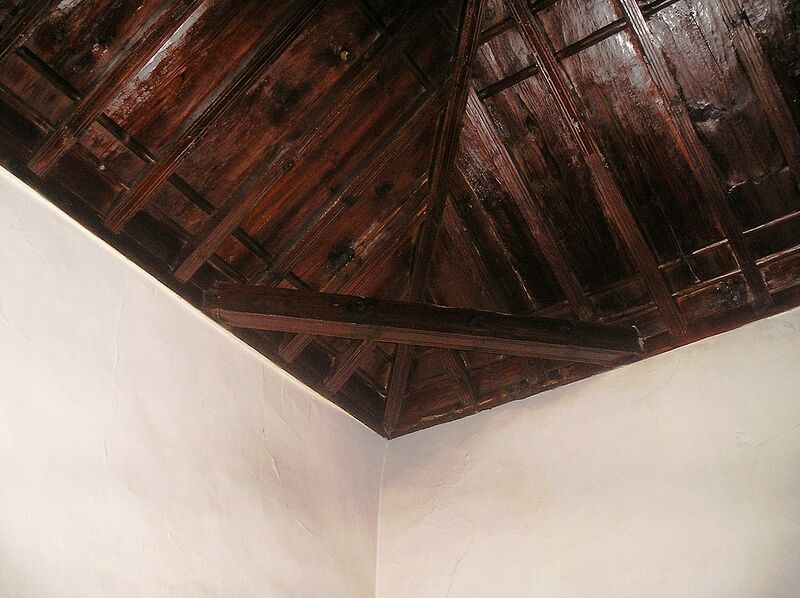 Archivo:Esquina techo de tea.jpg