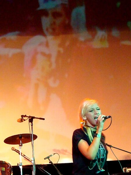 Archivo:Sara da pin up.jpg