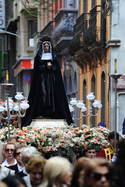 Archivo:A religious procession in the streets of Santa Cruz de Tenerife (details). Tenerife, Canary Islands, Spain, Southwestern Europe.jpg
