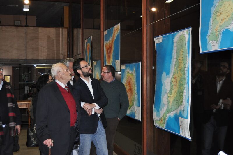 Archivo:Leoncio Afonso observando los Mapas Murales de Canarias.jpg