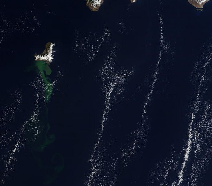 Archivo:El Hierro eruption MODIS 20111023.jpg