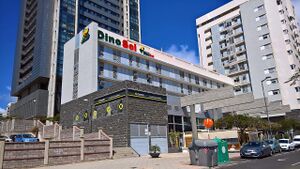 Fachada oficinas Grupo DinoSol en S-C de Tenerife.jpg