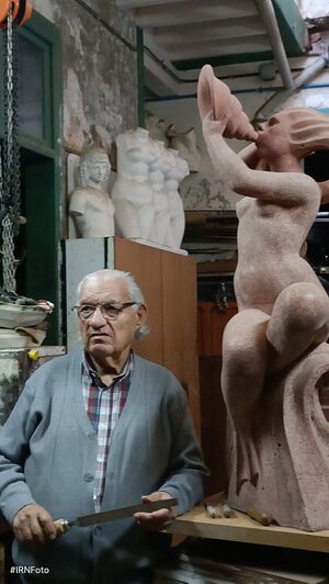 Santiago Vargas en su estudio de las Palmas de Gran Canaria.jpg