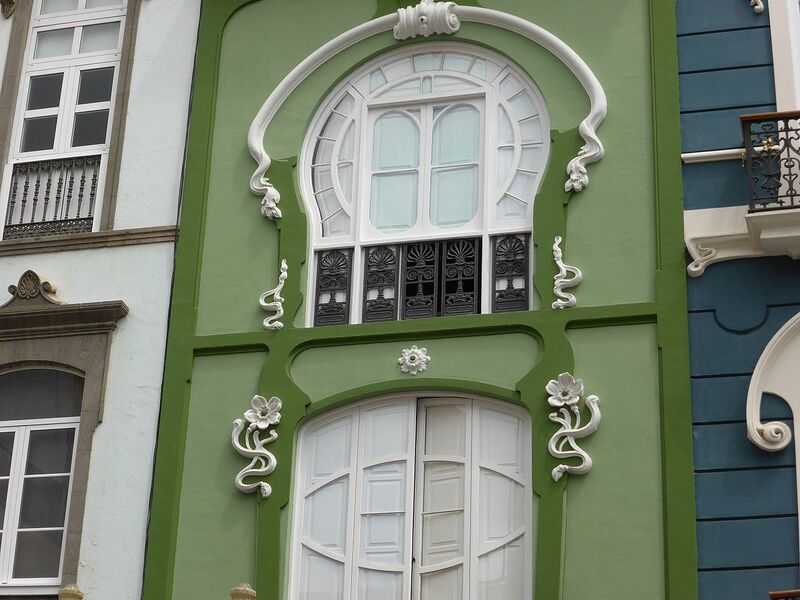 Archivo:Detalle de una casa modernista, año 1908, en la calle Triana, de Las Palmas de Gran Canaria, España.jpg