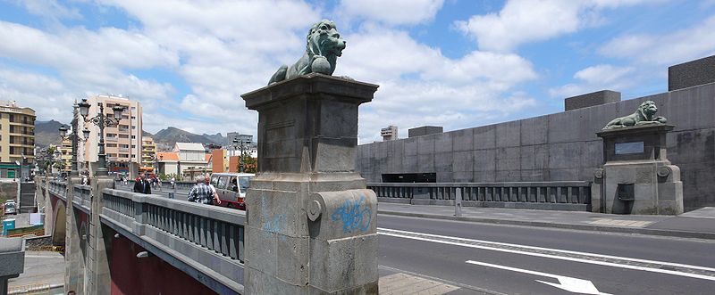 Archivo:Puente General Serrador (leones).jpg