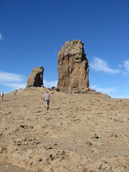 Archivo:Roque Nublo y caminante-Gran Canaria.jpg