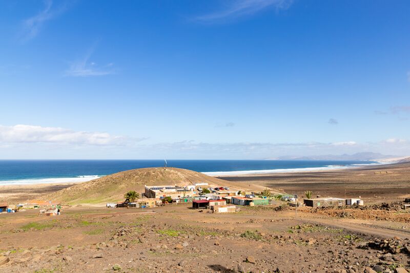 Archivo:Aerial view of the village of Cofete on Fuerteventura, Canary Islands.jpg