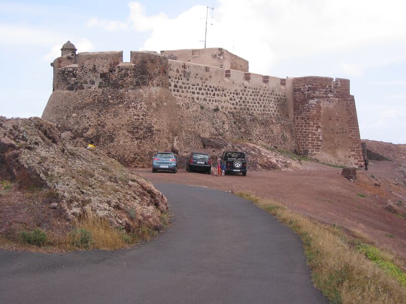 Archivo:Castillo-de-Santa-Barbara-(Lanzarote).JPG