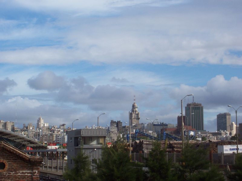 Archivo:Montevideo centro y puerto.jpg