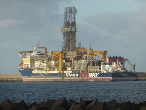 Buque perforador petrolífero Stena Drillmax atracado en el Puerto de la Luz y de Las Palmas, en Gran Canaria, España.jpg