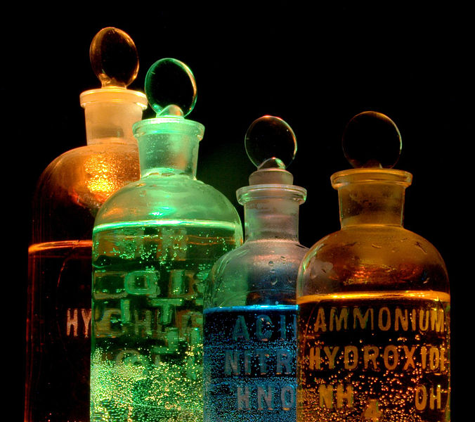 Archivo:Chemicals in flasks.jpg