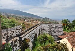 Acueducto de los Molinos cerca de la Casa de Los Balcones.jpg