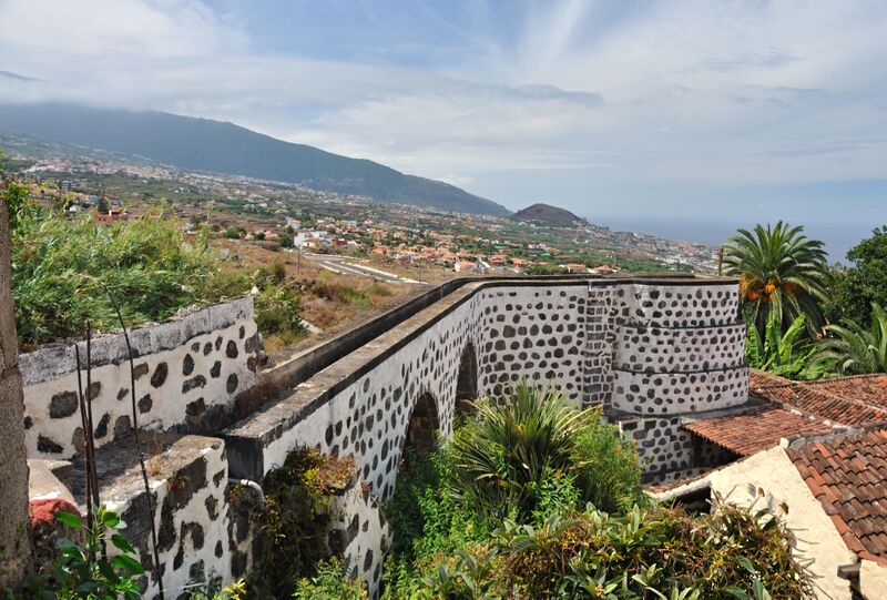 Archivo:Acueducto de los Molinos cerca de la Casa de Los Balcones.jpg