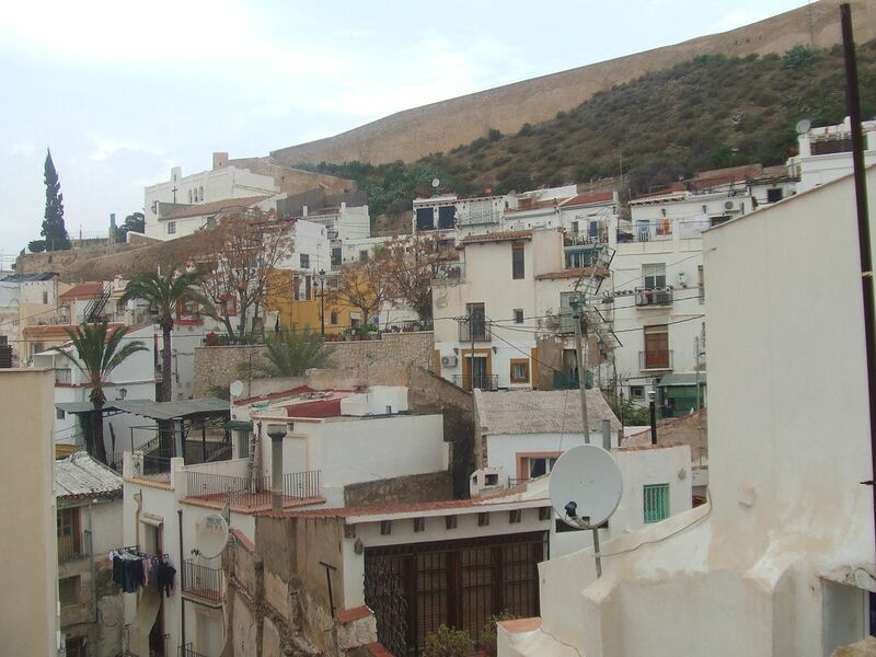 Archivo:Barrio de Santa Cruz, Alicante.jpg