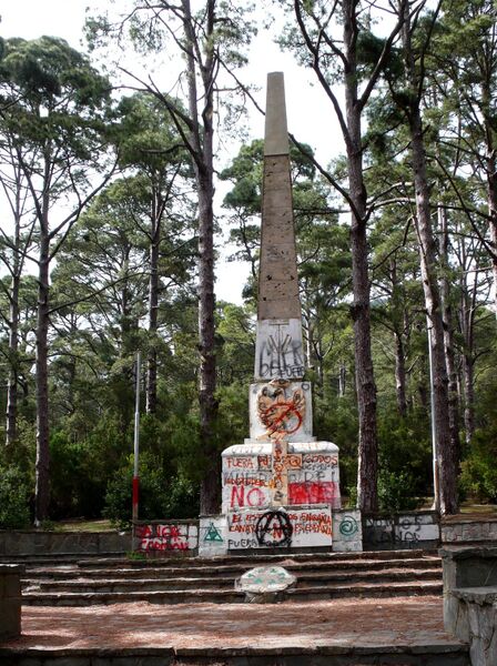 Archivo:Monumento a Franco.Las Raíces.02.jpg
