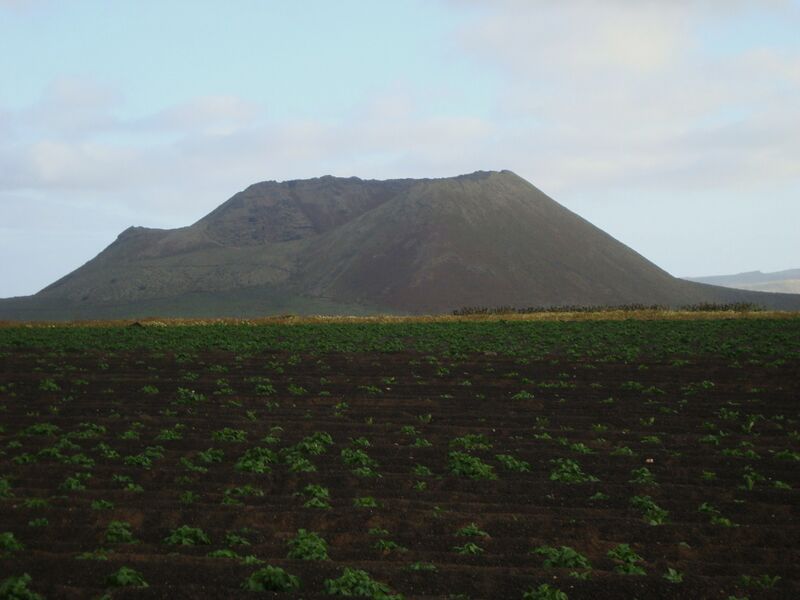 Archivo:Volcán La Corona Lanzarote.jpg