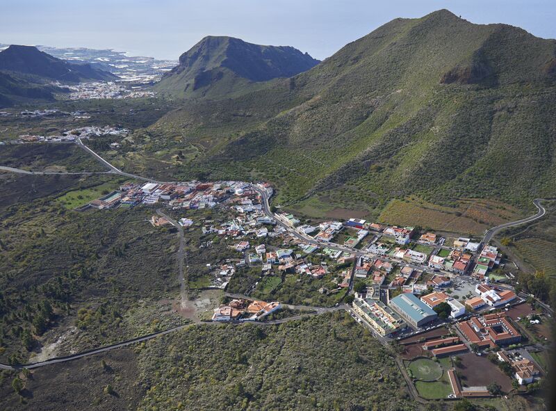 Archivo:A0323 Tenerife, Santiago del Teide aerial view.jpg